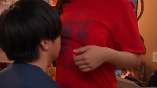 室内 · 交谈 · 严肃 · 俯身 · 红色T恤 · 居家 · 上半身 · 黄色玩具