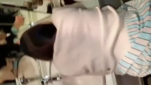 低头 · 浴室 · 弯腰 · 居家 · 洗手池 · 不详 · 背影 · 连帽衫配条纹裙