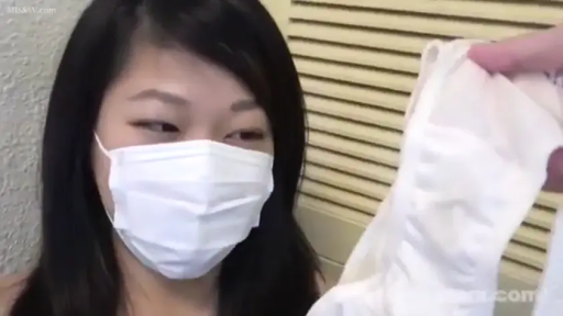 室内 · 顺从 · 原味内裤 · 女性面部特写 · 内裤上有疑似分泌物痕迹 · 医用口罩