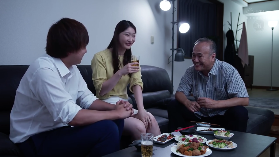 交谈愉快 · リビング · 餐碟 · 年长男性穿着条纹短袖衬衫