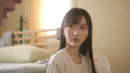 眼镜 · 专注 · 脸部特写 · 卧室 · 凝视 · 长发 · 侧坐 · T恤