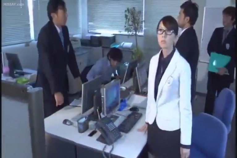 专注 · 眼镜 · 办公室 · 白色西装外套