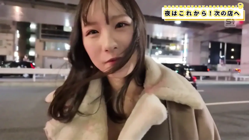 温柔 · 面部特写 · 街头 · 文字标签 · 带毛领外套