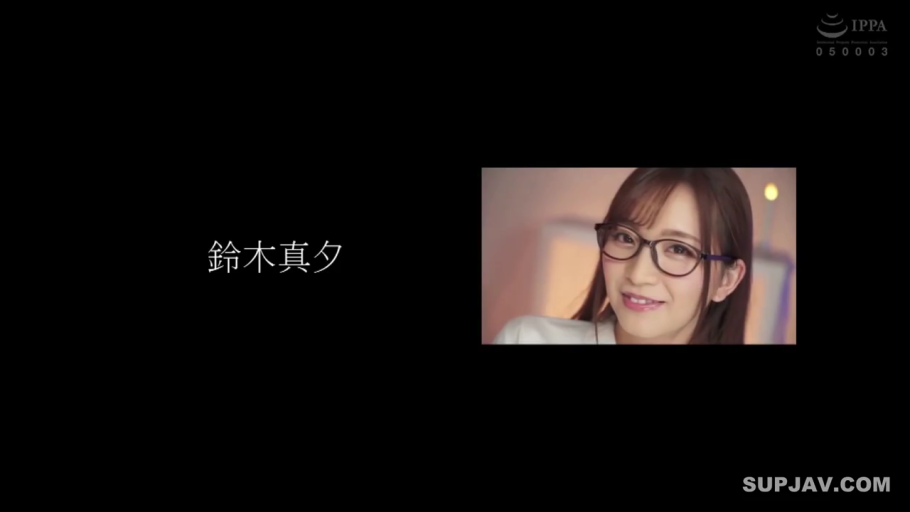 眼睛特写 · 温柔 · 室内摄影棚 · 白色上衣 · 光线柔和 · 黑框眼镜