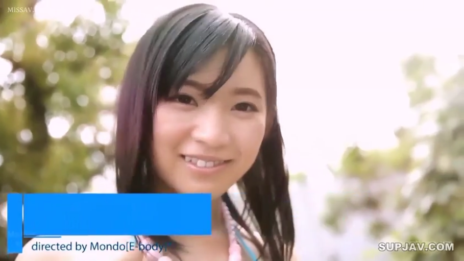 脸部特写 · 站姿 · 微笑 · 对视 · 户外 · 泳装