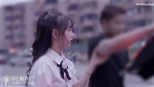 站立 · 自然 · 白色衬衫 · 户外 · 侧脸 · 观望 · 马尾辫