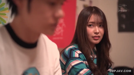 室内 · 坐姿 · 脸部特写 · 剧情 · 注视 · 条纹衫 · 期待 · 海报