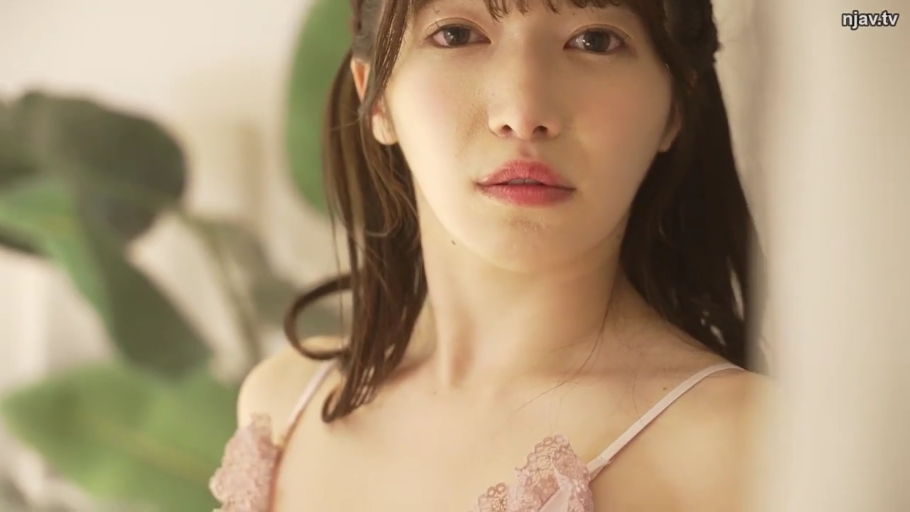 室内 · 渴望 · 面部特写 · 粉色蕾丝吊带内衣