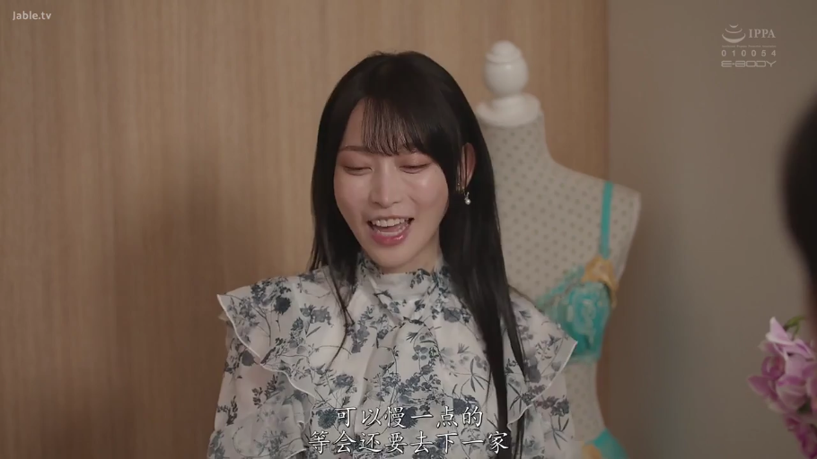 室内 · 站立 · 微笑 · 半身 · 说话 · 黑发 · 模特架 · 碎花荷叶边上衣