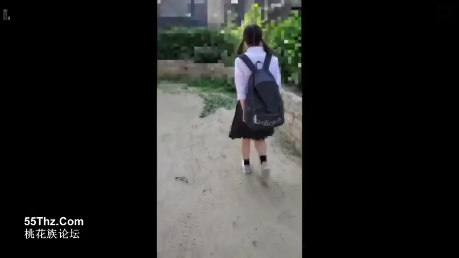 马赛克 · 运动鞋 · 路边 · 背包
