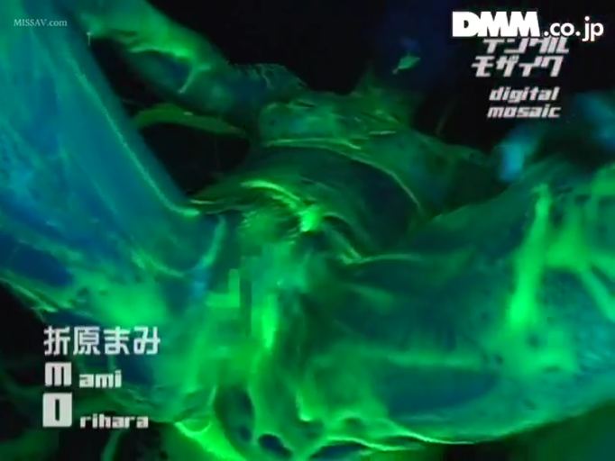暗室 · 裸体 · 下体特写 · 性交 · 绿色荧光效果 · 无法分辨 · 荧光颜料
