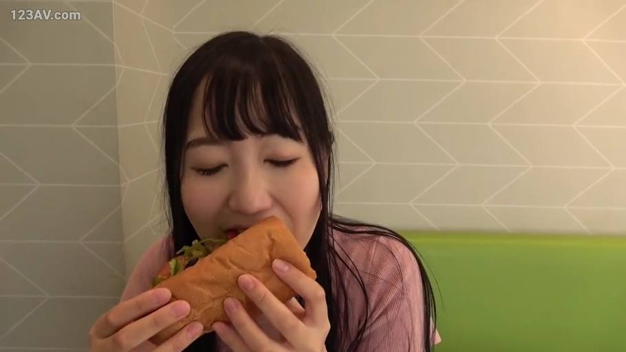 室内 · 坐姿 · 面部 · 微笑 · 进食 · 日常 · 粉色短袖 · 三明治