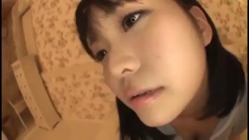 微张嘴唇 · 眼睛特写 · 室内卧室 · 浅色上衣 · 广角效果