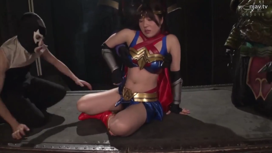 无奈 · 暗色背景摄影棚 · 性骚扰 · 神奇女侠紧身衣 · 角色扮演服装 · 怪人摸胸特写 · 神奇女侠装束