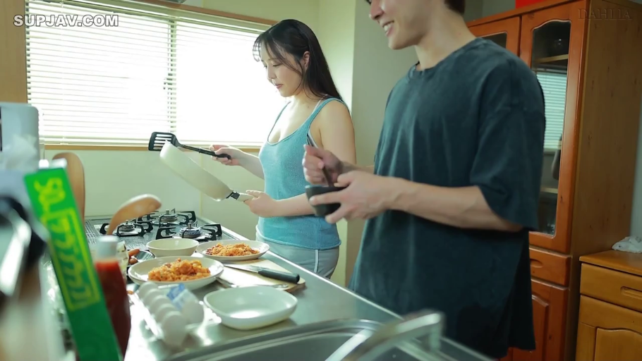 平静 · Kitchen · 女子侧面半身特写 · 调味碗 · 男子身穿深灰色宽松T恤 · 餐具齐全