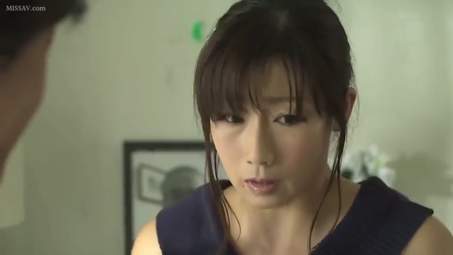 室内 · 坐姿 · 脸部特写 · 对话 · 无袖上衣 · 熟女 · 忧虑