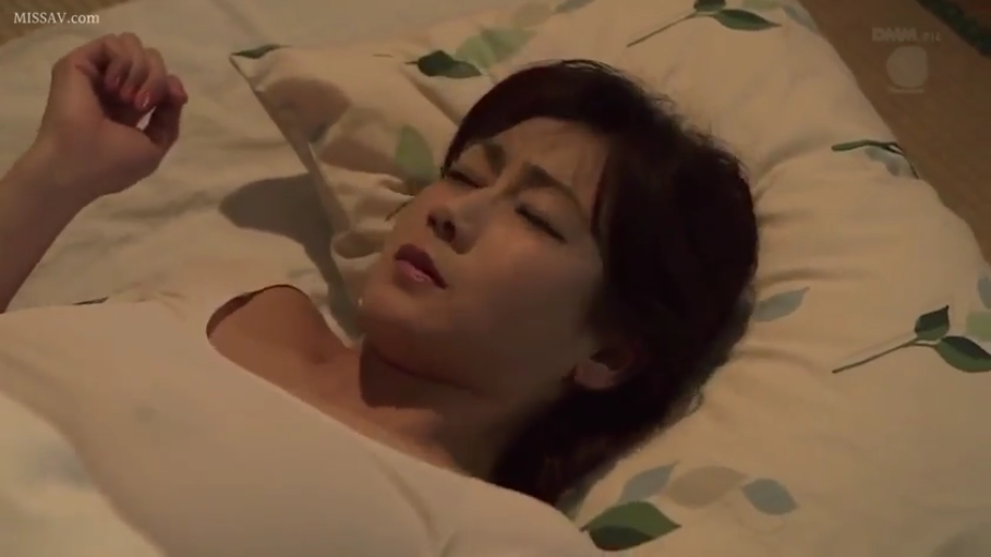 脸部特写 · 卧室 · 仰卧 · 浅色上衣