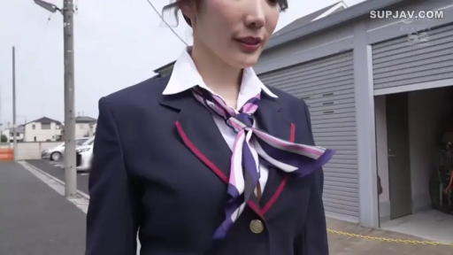 站立 · 中景 · 自然 · 职业装 · 户外 · 亚洲女性 · 走动