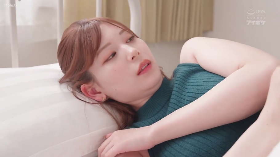 脸部特写 · 卧室 · 仰卧 · 墨绿色无袖针织衫