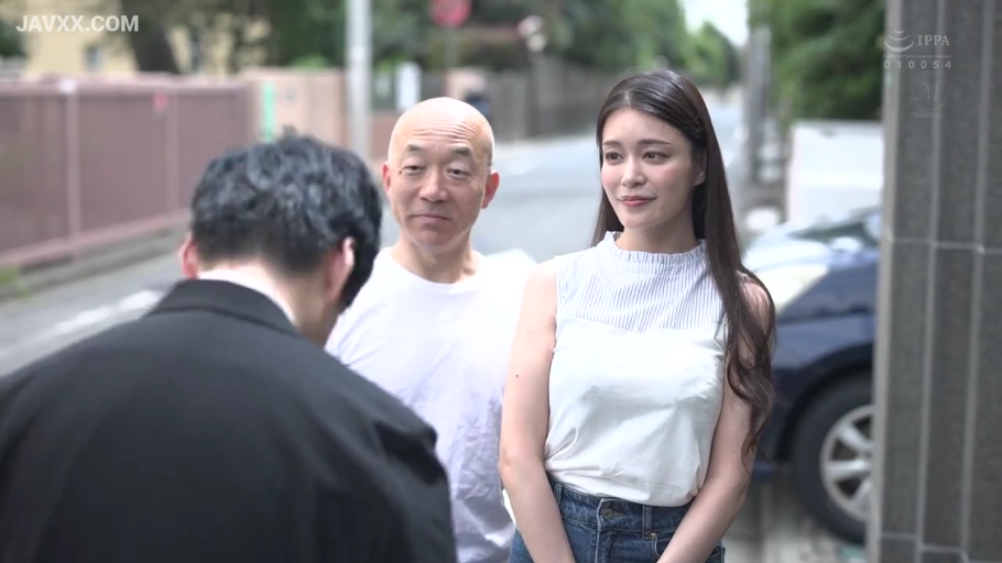 街道 · 黑色西装 · 光头男子侧脸 · 住宅区路边 · 光头男子表情专注