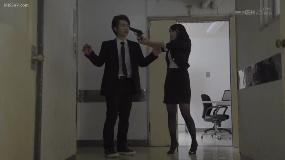 严肃 · 全身 · 站立 · 剧情 · 走廊 · 职业套装 · 手枪 · 持枪威胁