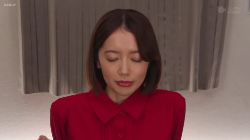 室内 · 脸部特写 · 正面坐姿 · 红色衬衫