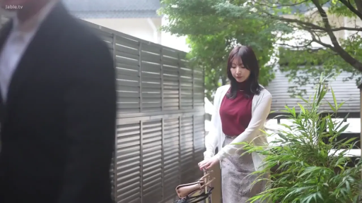 平静 · 手提包 · 酒红色高领针织衫 · 户外街道 · 女性面部特写