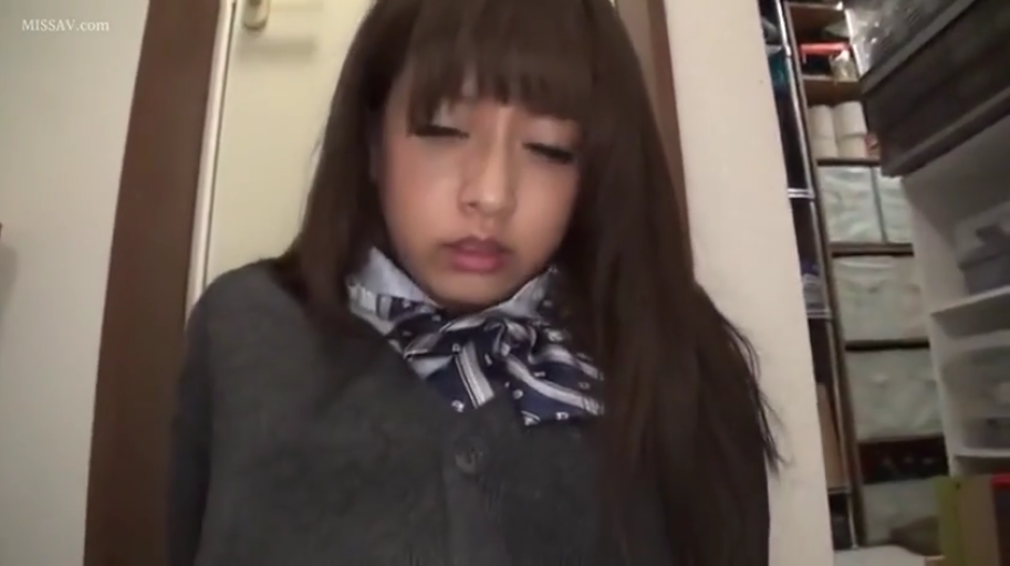室内 · 口部特写 · 嘴唇微张 · 灰色针织开衫 · 光线昏暗 · 口交