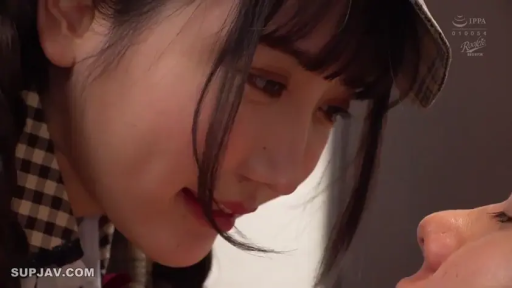 室内 · 眼神交流 · 暧昧 · 格子花纹领口