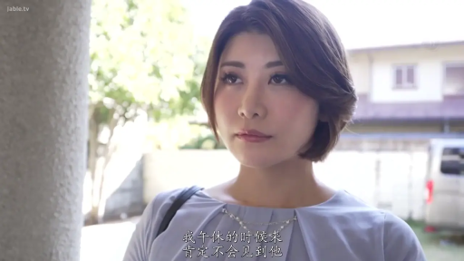 平静 · 头部特写 · 中文字幕 · 浅紫色上衣 · 室外