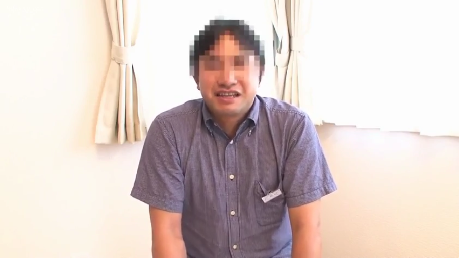 室内 · 坐姿 · 马赛克 · 中景 · 窗帘 · 访谈 · 哭泣 · 短袖衬衫