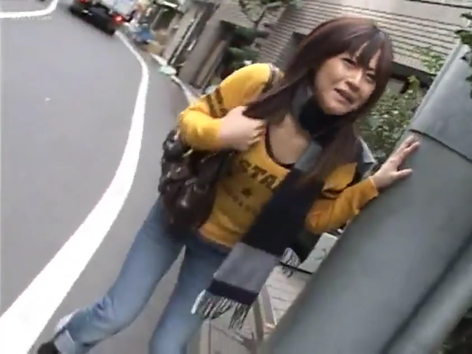围巾 · 窘迫 · 户外街道 · 深色围巾 · 女性面部表情特写