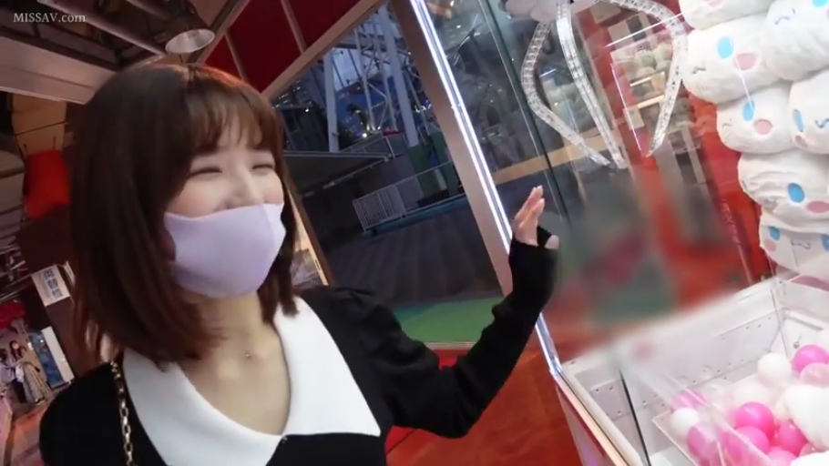 白色翻领 · 抓娃娃机 · 开心的笑 · 人物面部特写 · 游乐场