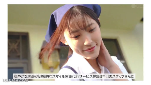 面部特写 · 温柔微笑 · 日语字幕 · 白色翻领短袖制服 · 户外或明亮的室内 · 蓝白家政制服