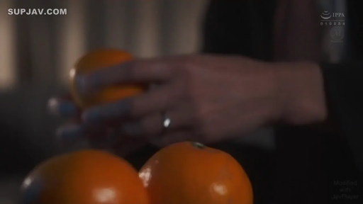 室内 · 坐姿 · 黑色西装 · 手部特写 · 橘子 · 剥橘子