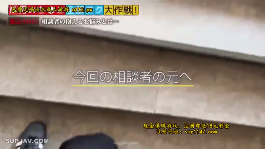 视频字幕 · 室内楼梯 · 鞋子
