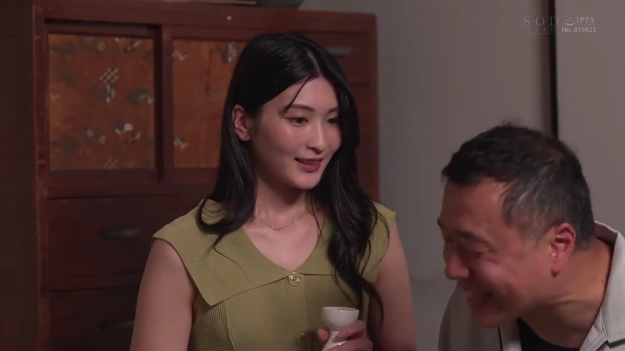 酒杯 · 男性露齿笑 · 女性面部特写 · 室内住宅 · 男性穿着白色浅色衬衫