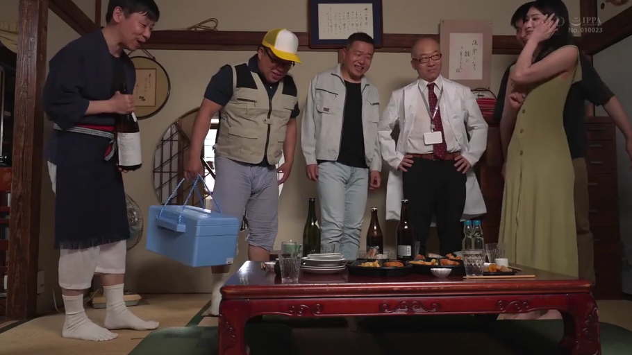 休闲服 · 站立 · 和室 · 微笑 · 保温箱 · 远景 · 多人 · 聚会