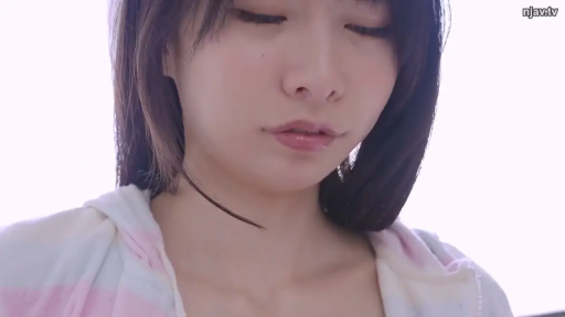 室内 · 低头 · 脸部特写 · 迷离 · 长发 · 俯视 · 连帽睡衣