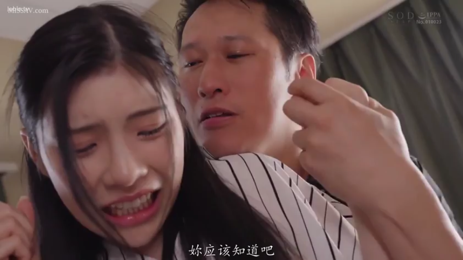 室内 · 面部特写 · 条纹衫 · 背后搂抱