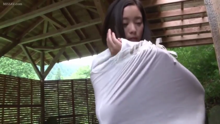 忧郁 · 站立 · 中景 · 户外凉亭 · 黑发 · 被包裹 · 布料 · 白色布袋