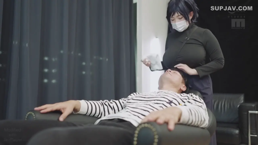 白色毛巾 · 室内休息室 · 黑色紧身长袖上衣 · 两人上半身互动 · 女性表情被口罩遮挡