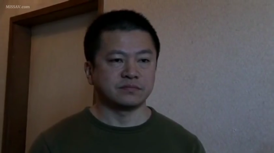 室内 · 木然 · 脸部特写 · 绿色圆领T恤