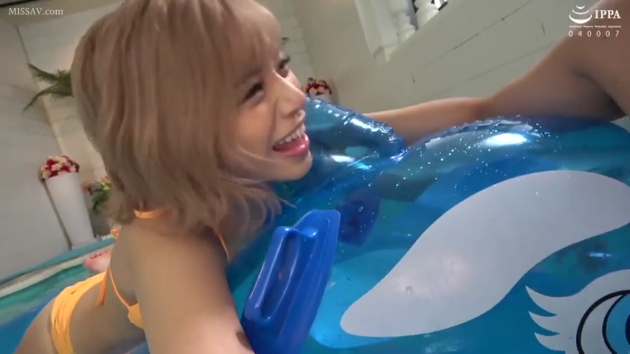 濡れ身 · 大笑 · 游泳池 · 黄色比基尼 · 女主面部特写 · 蓝色充气游泳圈