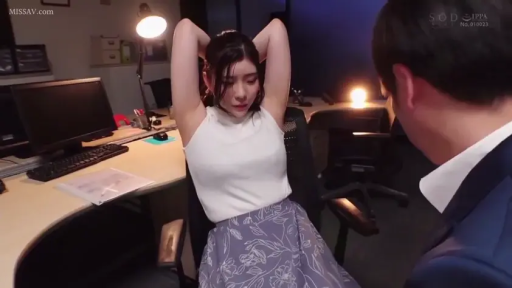 办公室 · 电脑 · 自然 · 职场 · 无袖上衣 · 腋下 · 抬起双臂 · 伸懒腰