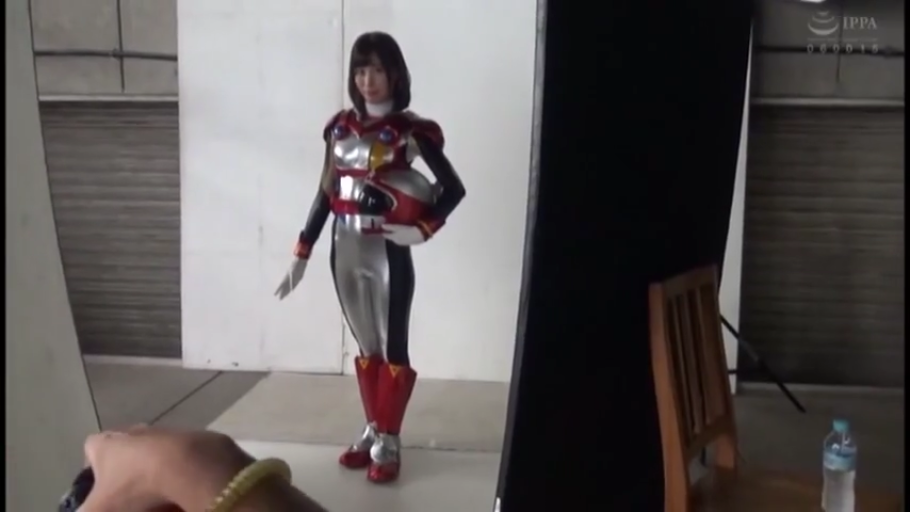 全身 · 站姿 · 摆拍 · 微笑 · 头盔 · 摄影棚 · 角色扮演服 · 幕后