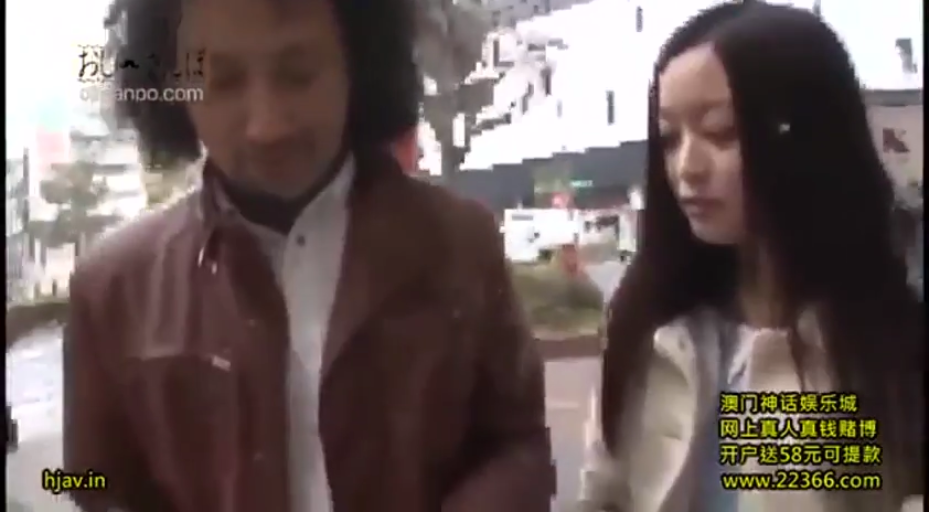 平静 · 人物面部特写 · 城市街道 · 白色浅色外套