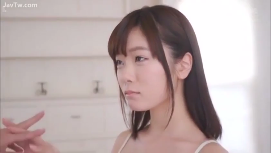卧室 · 面无表情 · 女性面部特写 · 白色吊带内衣