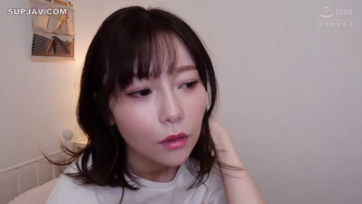 室内 · 坐姿 · 忧郁 · 脸部特写 · 床 · 凝视 · 白色T恤 · 日本AV