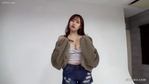 站立 · 摆拍 · 半身 · 摄影棚 · 冷淡 · 条纹背心 · 丰满